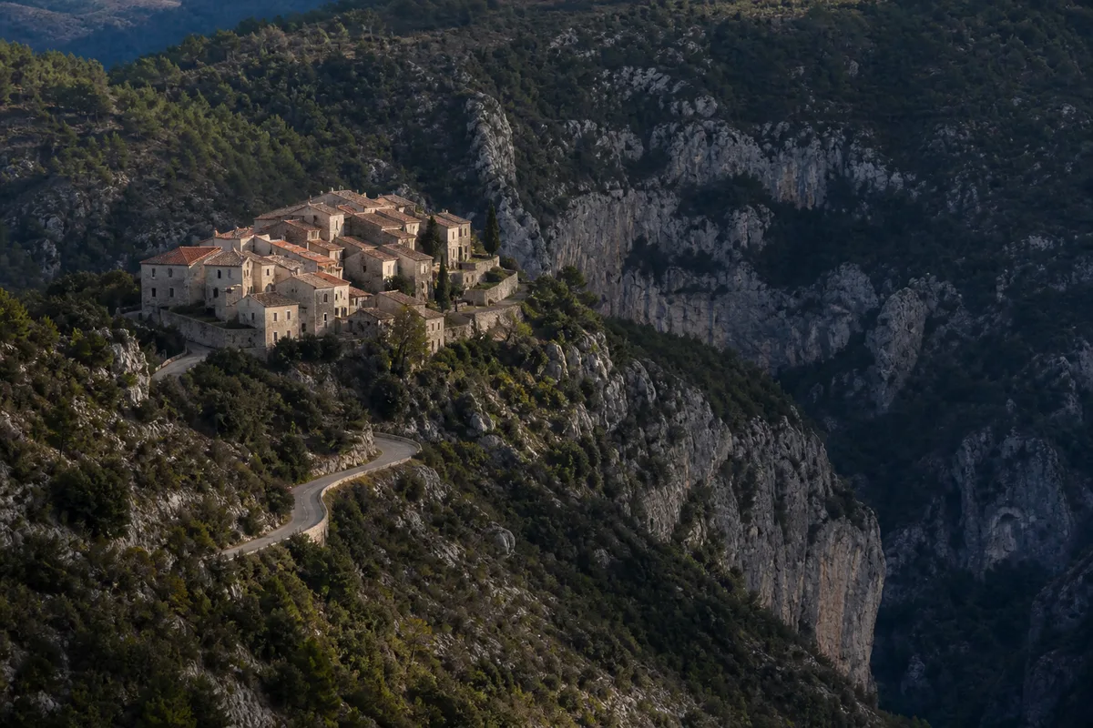 Courmes 06, accès, saisons et services d'un village des Préalpes
